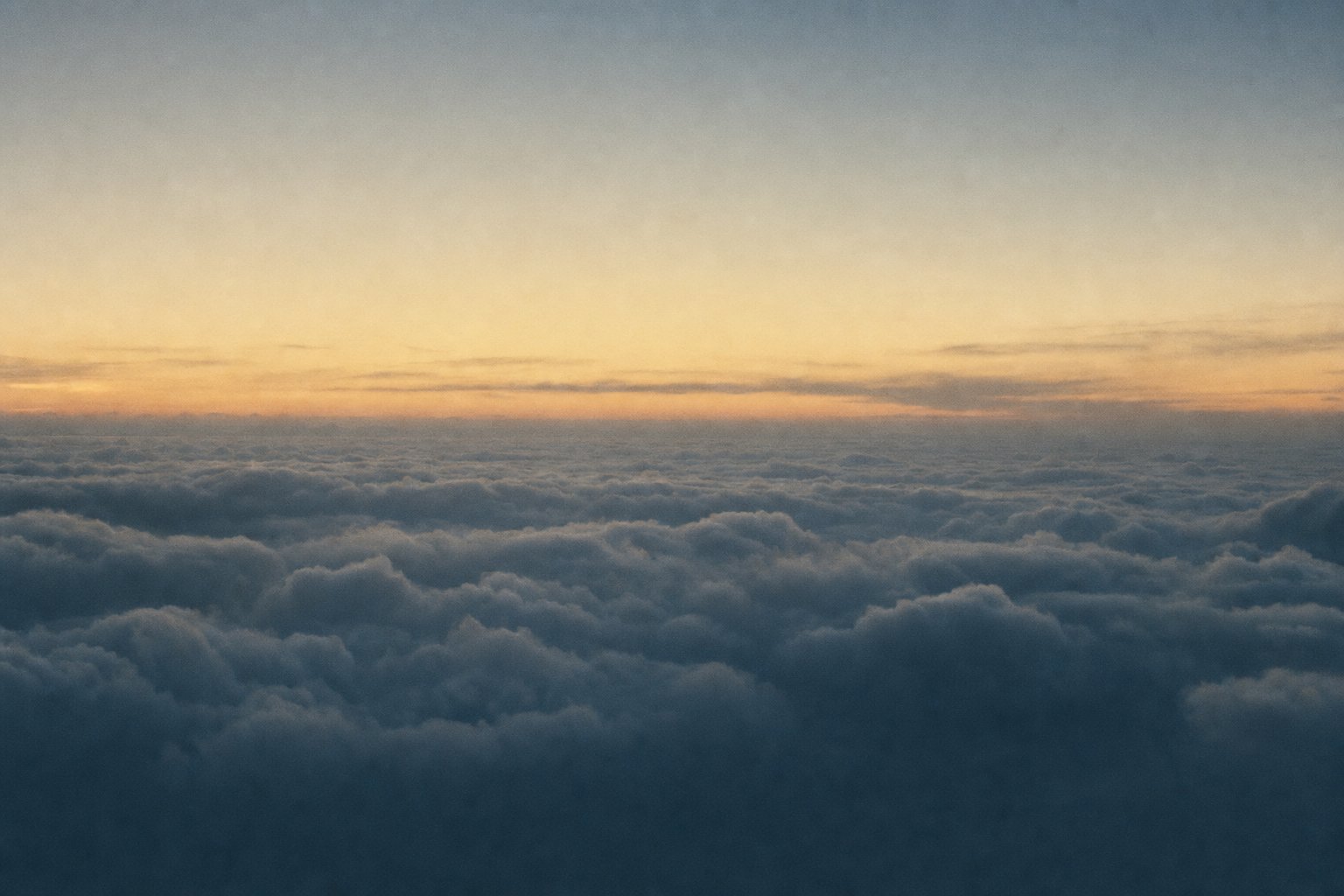 高空之上,黄昏的云海与天际的一线微光(AI 生成题图)